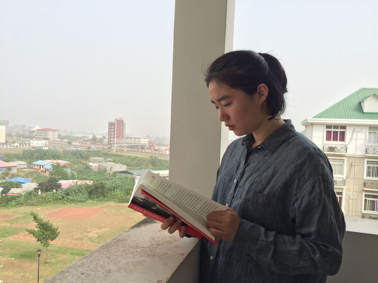 赴赤道几内亚担任孔子学院汉语教师志愿者努努影视
13级汉语国际教育学生周嘉琦在异国他乡坚持品读《习近平的七年知青岁月》.jpg