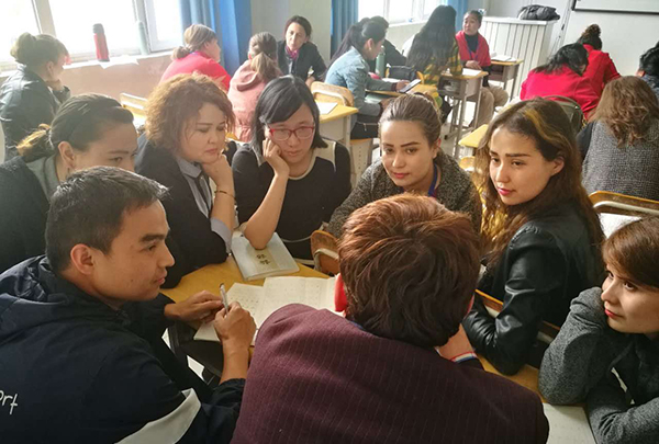 顾大鹏老师和当地教师学员一起探讨交流国学.jpg 顾大鹏老师和当地教师学员一起探讨交流国学.jpg