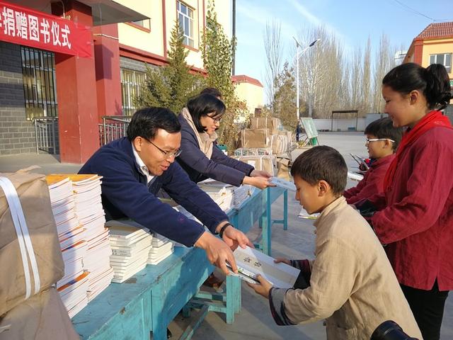 顾大鹏老师积极组织为当地小学捐赠国学图书.jpeg 顾大鹏老师积极组织为当地小学捐赠国学图书.jpeg