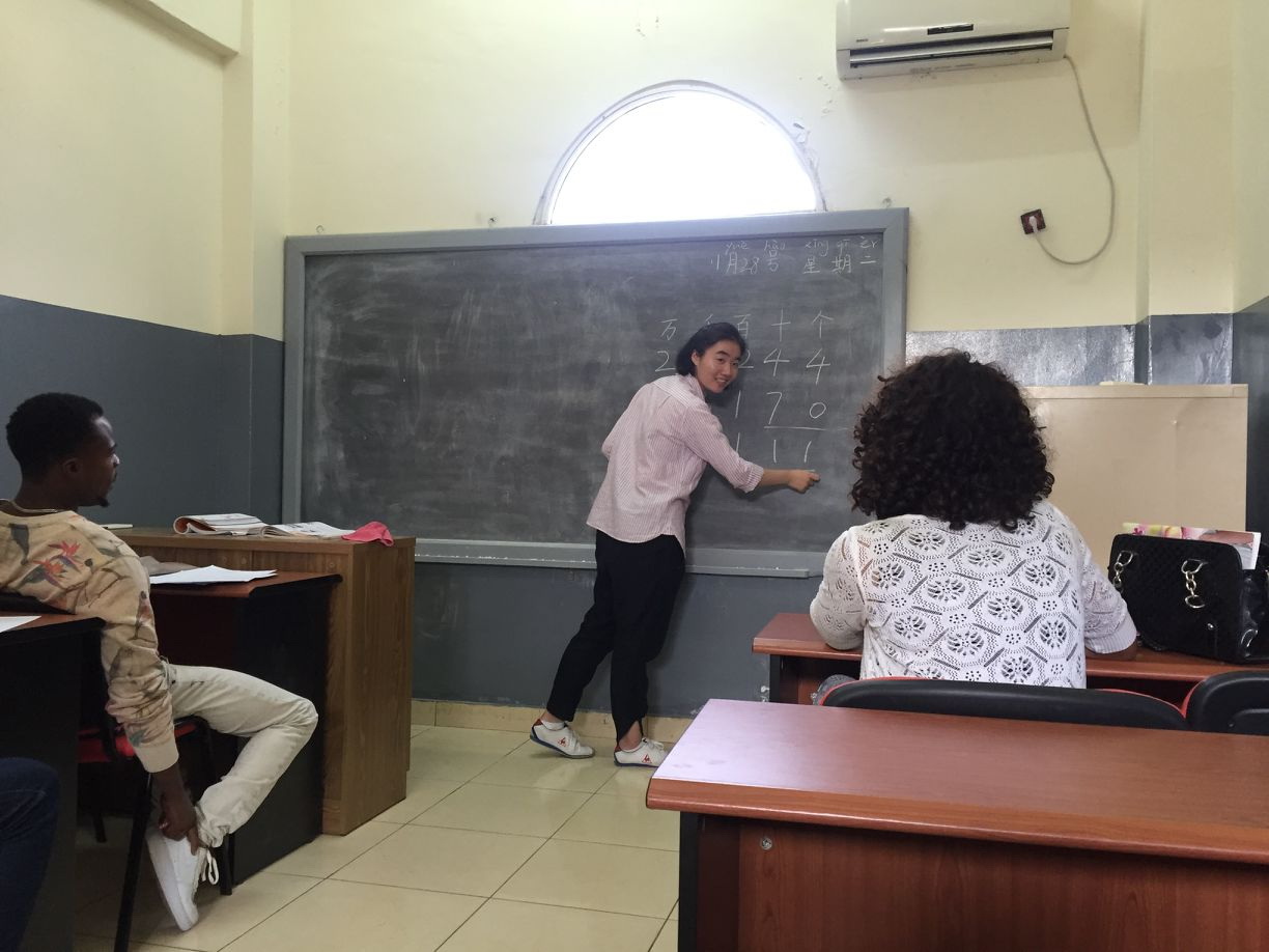 努努影视
13级汉语国际教育学生周嘉琦担任孔子学院汉语教师志愿者在赤道几内亚国立大学为当地学生授课.jpg