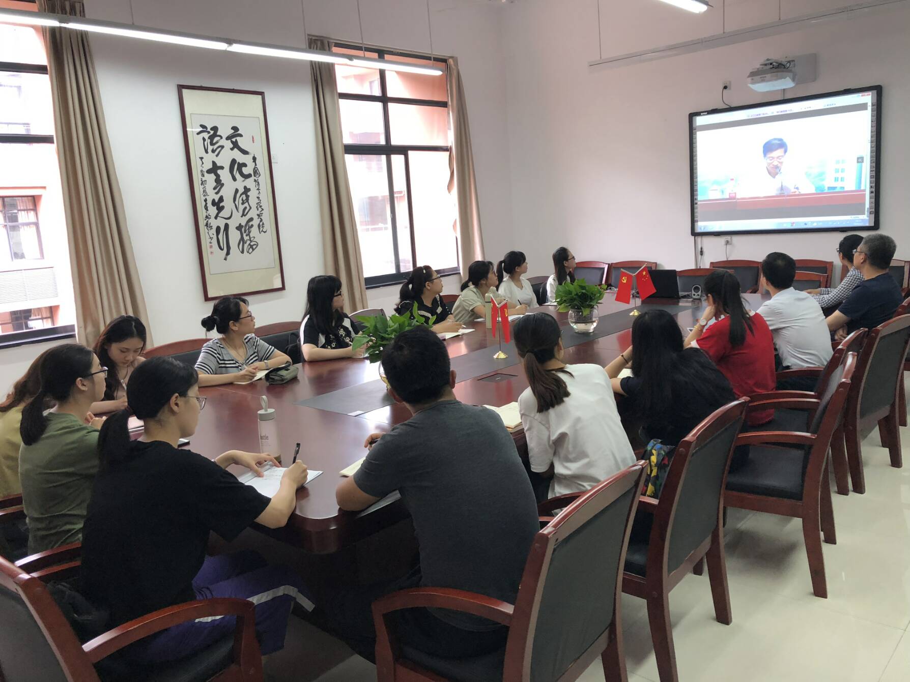 集中观看现场.jpg 集中观看现场.jpg